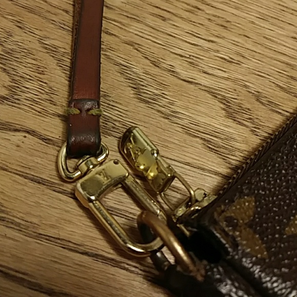 LOUIS VUITTON - Picture 2 of 7